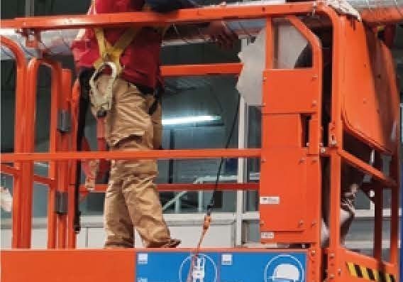 Instalación de ductería en altura con protocolos de seguridad