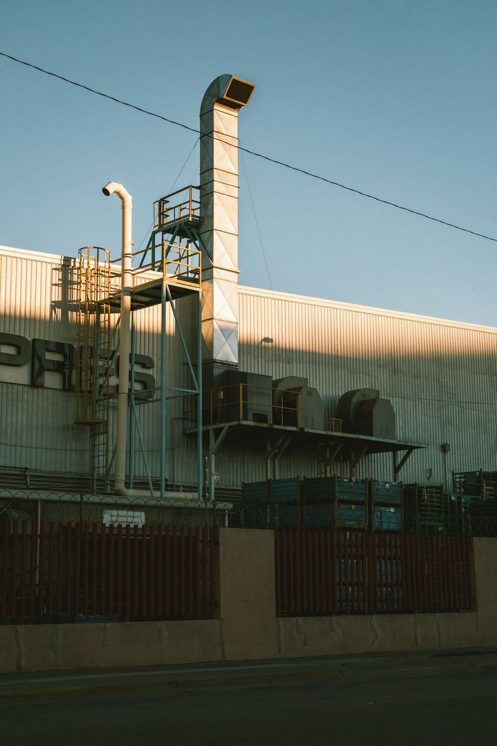Extractores industriales instalados en planta
